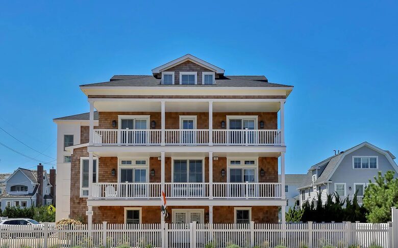 Stunning Ocean Ave Beach House | With pool and bonus rooms - Mantoloking, New Jersey