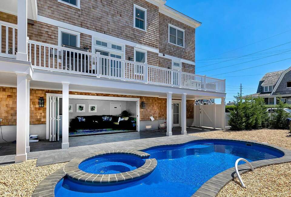 Stunning Ocean Ave Beach House | With pool and bonus rooms - Mantoloking, New Jersey