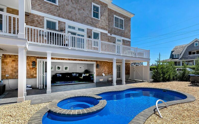 Stunning Ocean Ave Beach House | With pool and bonus rooms - Mantoloking, New Jersey