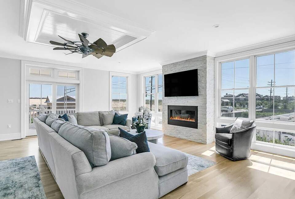 Stunning Ocean Ave Beach House | With pool and bonus rooms - Mantoloking, New Jersey