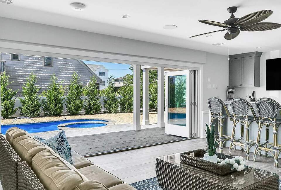 Stunning Ocean Ave Beach House | With pool and bonus rooms - Mantoloking, New Jersey