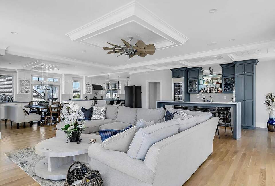 Stunning Ocean Ave Beach House | With pool and bonus rooms - Mantoloking, New Jersey