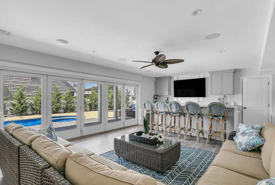 Stunning Ocean Ave Beach House | With pool and bonus rooms - Mantoloking, New Jersey