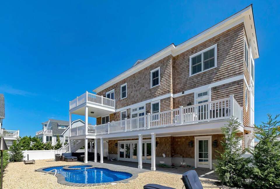 Stunning Ocean Ave Beach House | With pool and bonus rooms - Mantoloking, New Jersey
