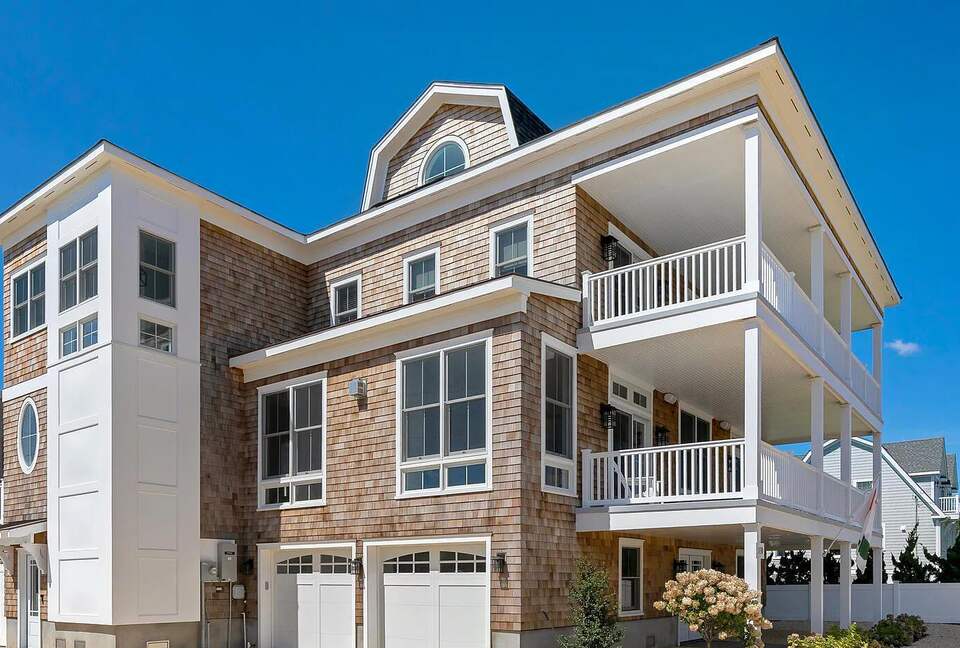 Stunning Ocean Ave Beach House | With pool and bonus rooms - Mantoloking, New Jersey