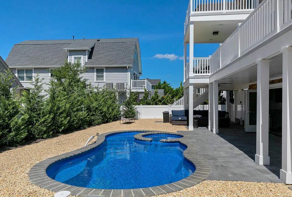 Stunning Ocean Ave Beach House | With pool and bonus rooms - Mantoloking, New Jersey