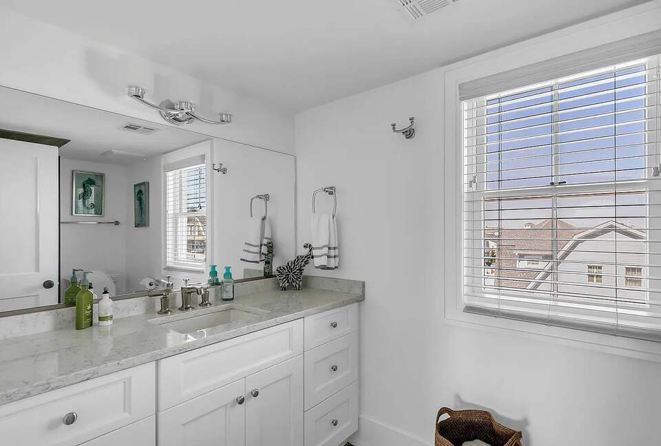 Stunning Ocean Ave Beach House | With pool and bonus rooms - Mantoloking, New Jersey