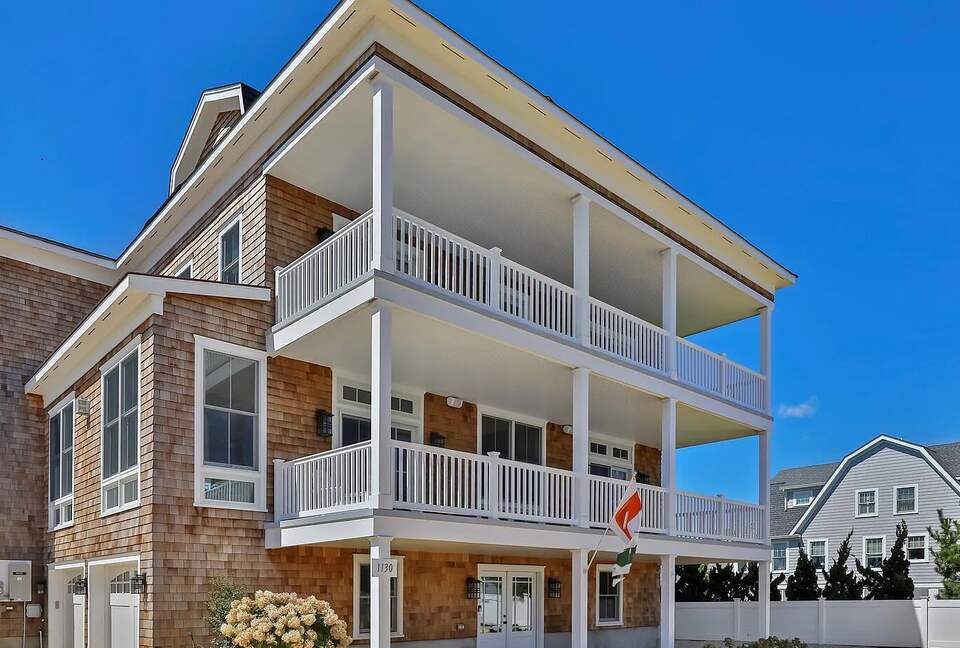 Stunning Ocean Ave Beach House | With pool and bonus rooms - Mantoloking, New Jersey