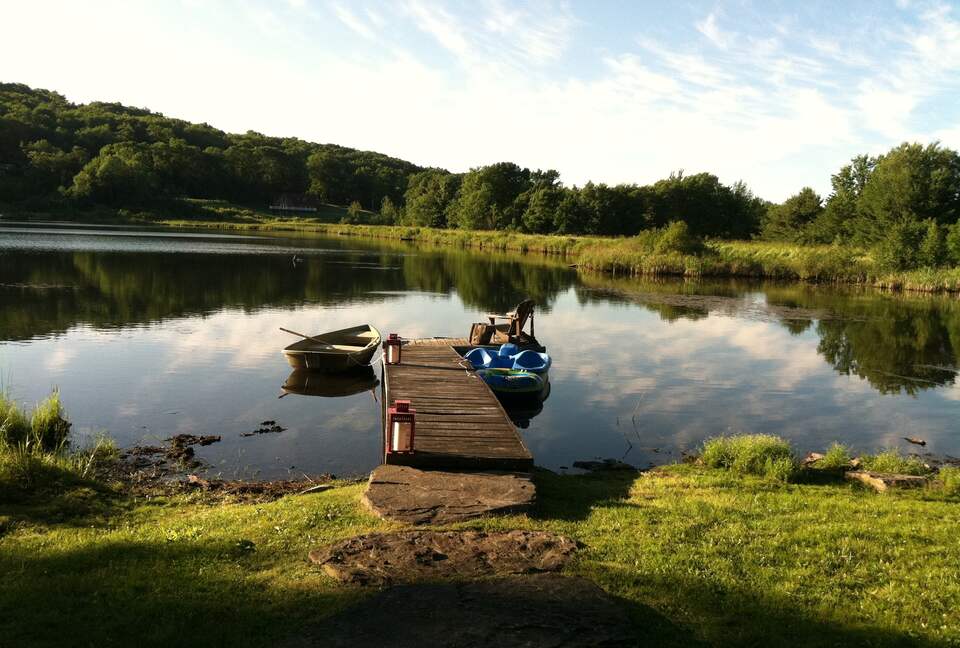CATSKILLS Rustic Lake-front Cabin by NYC Designer - Stamford, New York
