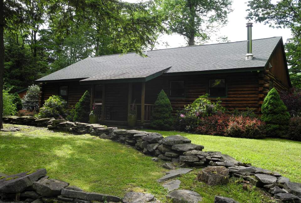 CATSKILLS Rustic Lake-front Cabin by NYC Designer - Stamford, New York