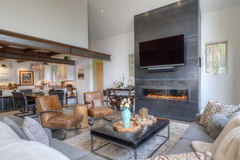 Modern Mountain Retreat with Stunning Views + Amenities Galore - Big Sky, Montana