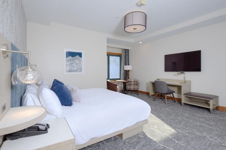 Summit Hotel Suite Ski-In/Ski-Out with Pool, Fitness, Spa - Big Sky, Montana