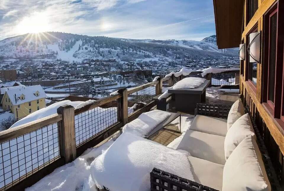 Top Floor Outdoor Deck with Mountain/City Views