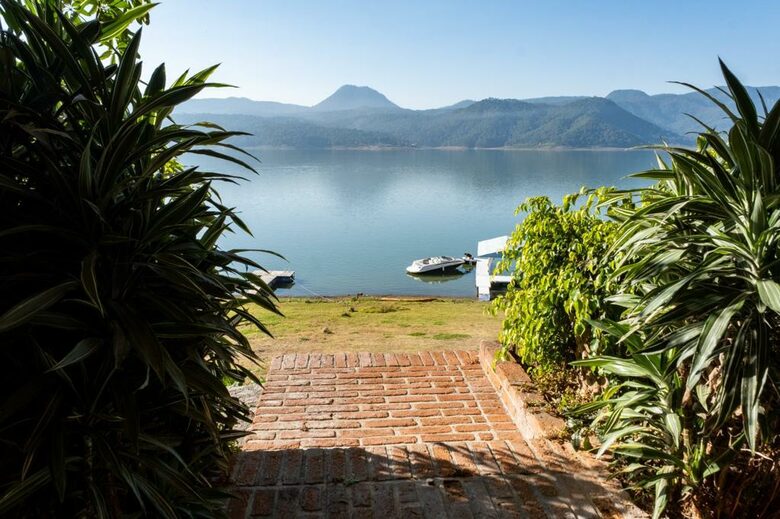 Stunning Modern Lakefront Getaway - Valle de Bravo, Mexico