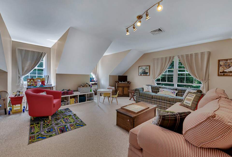 PLAYROOM WITH TV, TOYS + 2 SINGLE BEDS AND TRUNDLE