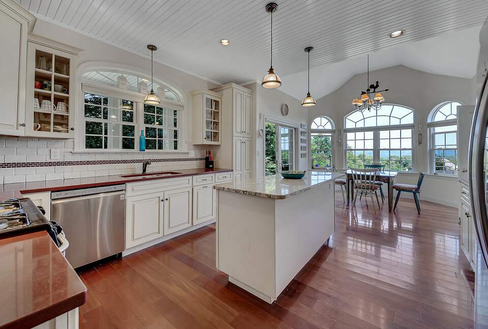 KITCHEN WITH BREAKFAST AREA