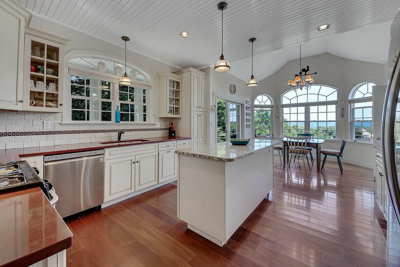 KITCHEN WITH BREAKFAST AREA