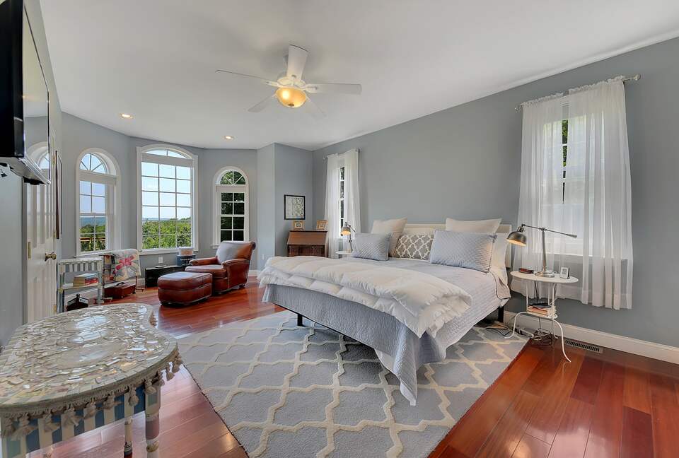 MASTER BEDROOM, KING- FIRST FLOOR