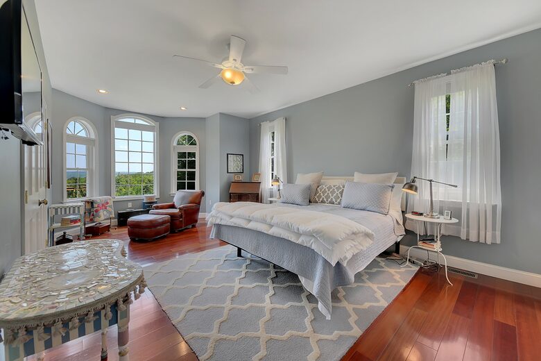 MASTER BEDROOM, KING- FIRST FLOOR