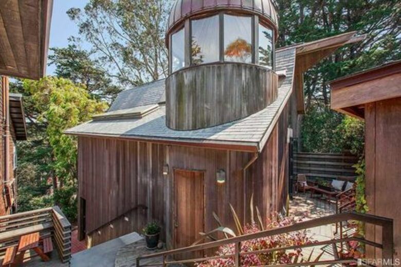 Architectural Gem Overlooking the Bay - San Francisco, California