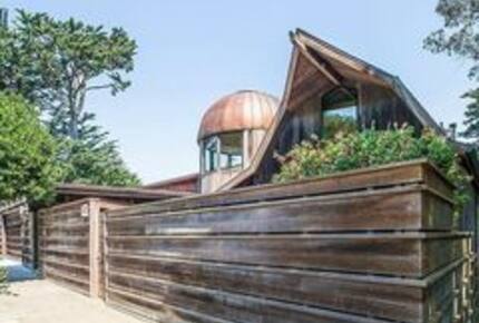 Architectural Gem Overlooking the Bay - San Francisco, California