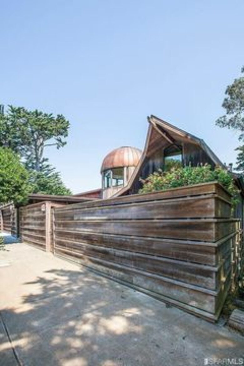 Architectural Gem Overlooking the Bay - San Francisco, California