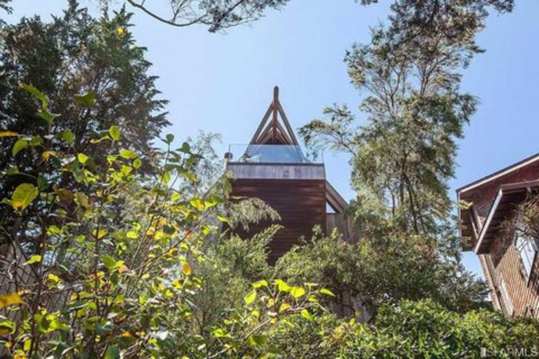 Architectural Gem Overlooking the Bay - San Francisco, California
