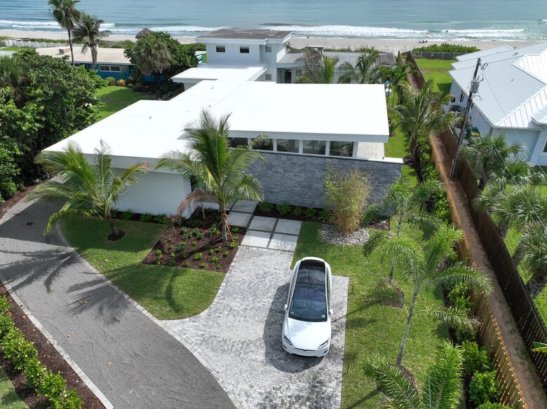 Oceanfront Estate in the Space Coast w/pool and 2 villas - Indialantic, Florida