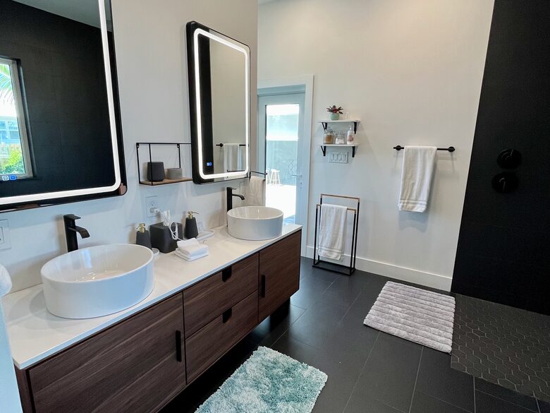 Oceanfront Estate in the Space Coast w/pool and 2 villas - Indialantic, Florida