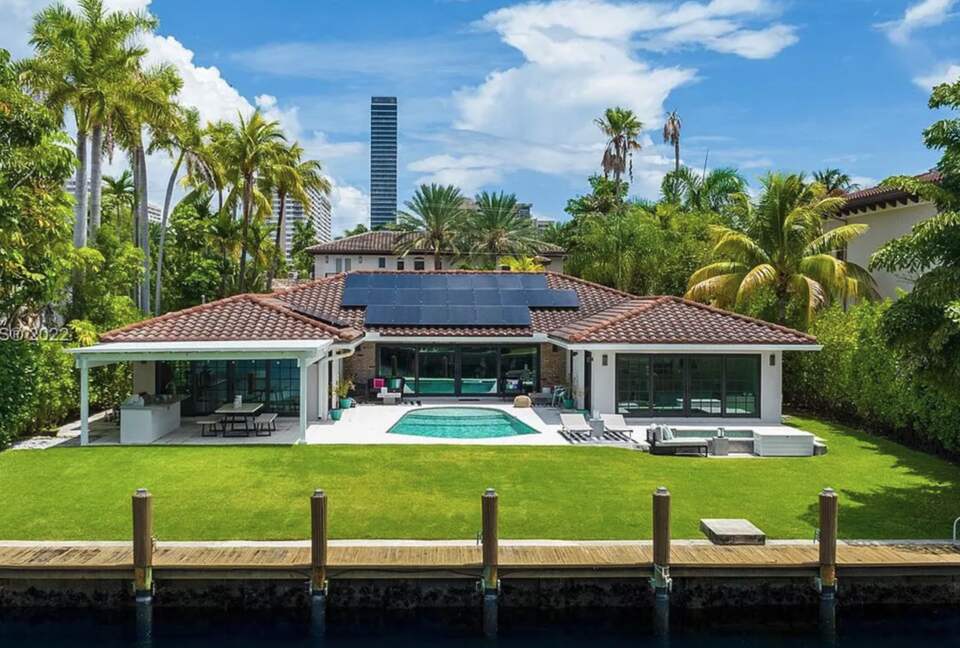 Sunset Waterfront Villa with Pool & Jacuzzi - Hallandale Beach, Florida