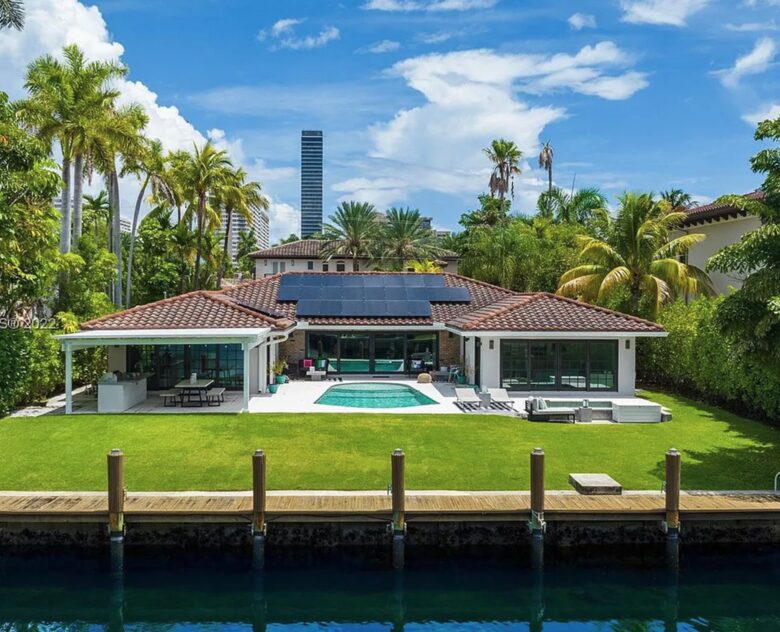 Sunset Waterfront Villa with Pool & Jacuzzi - Hallandale Beach, Florida