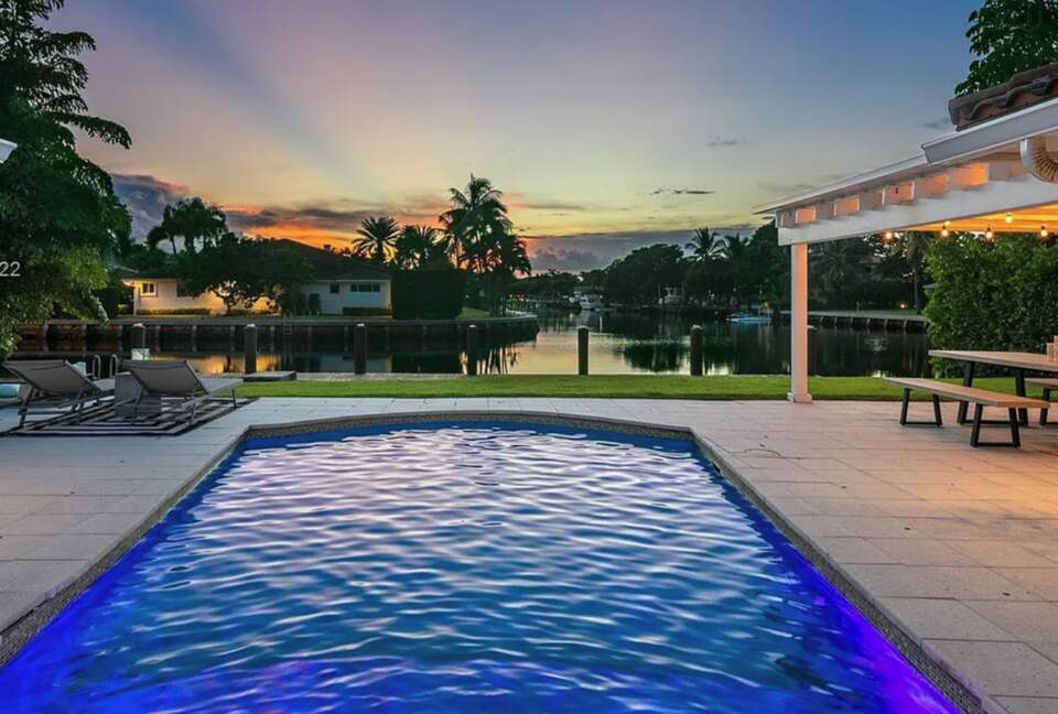 Sunset Waterfront Villa with Pool & Jacuzzi - Hallandale Beach, Florida