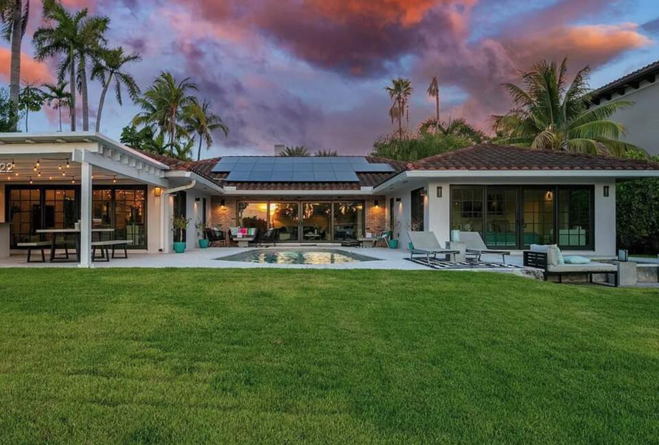 Sunset Waterfront Villa with Pool & Jacuzzi - Hallandale Beach, Florida