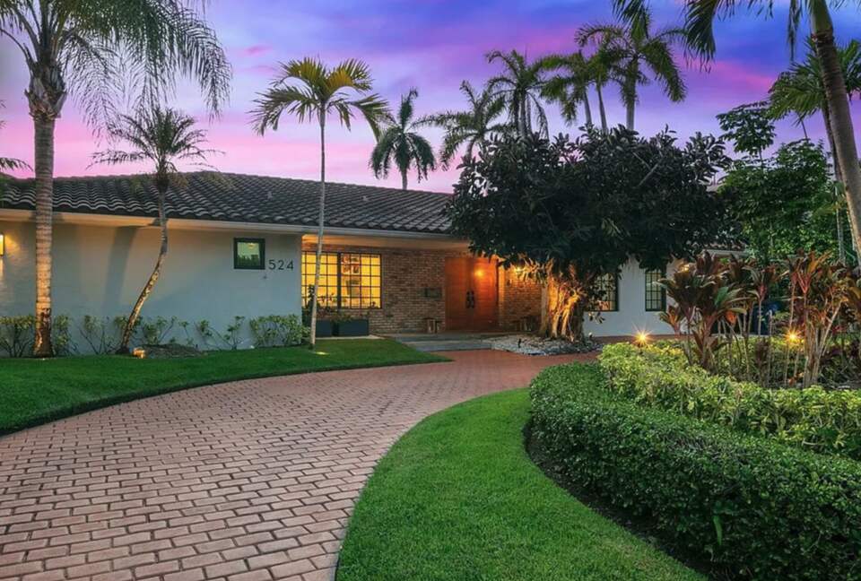 Sunset Waterfront Villa with Pool & Jacuzzi - Hallandale Beach, Florida