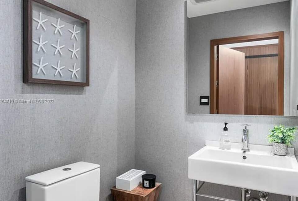 Sunset Waterfront Villa with Pool & Jacuzzi - Hallandale Beach, Florida