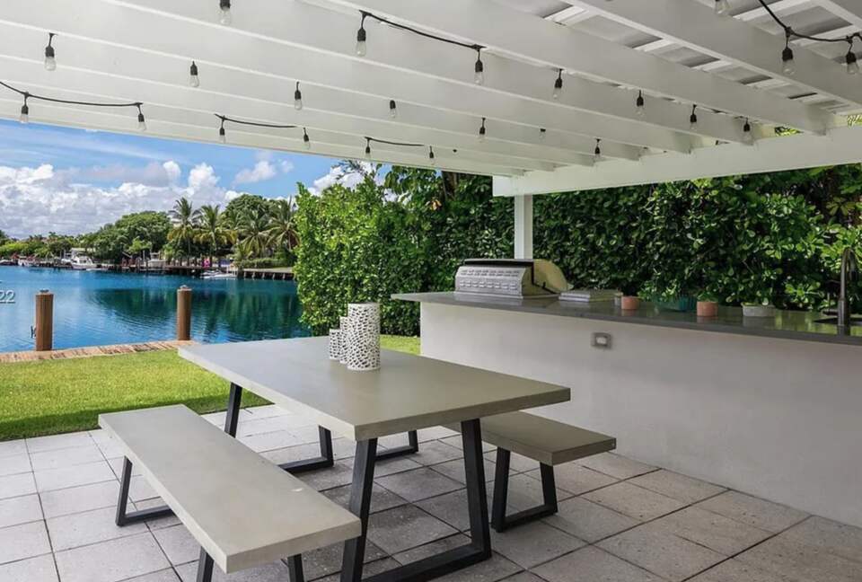 Sunset Waterfront Villa with Pool & Jacuzzi - Hallandale Beach, Florida