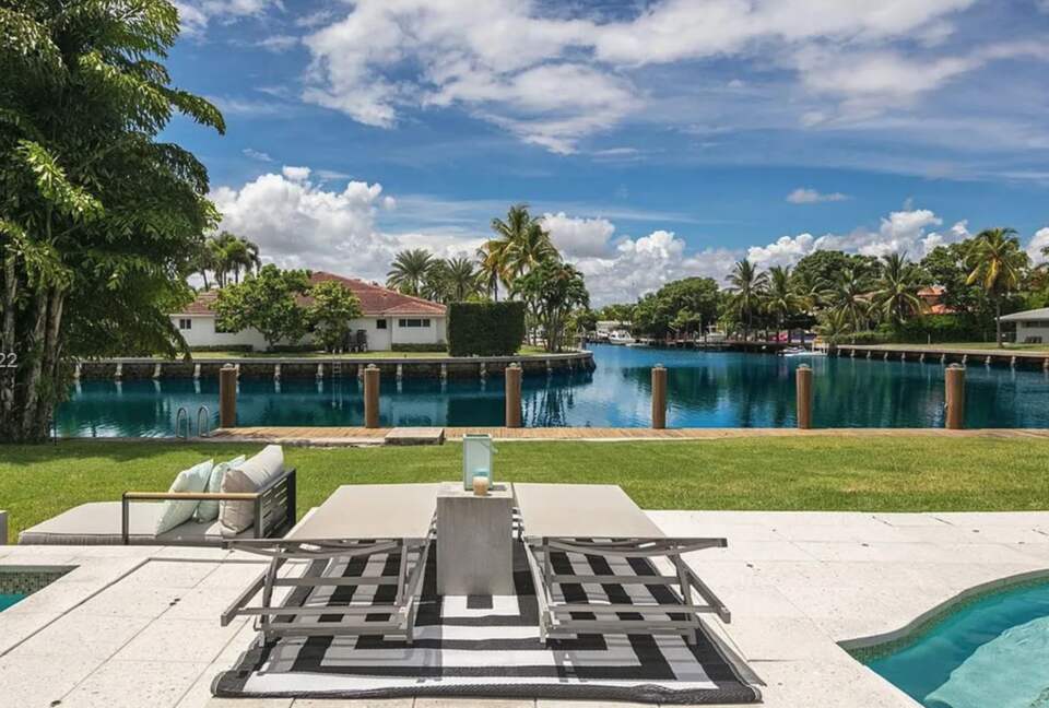 Sunset Waterfront Villa with Pool & Jacuzzi - Hallandale Beach, Florida