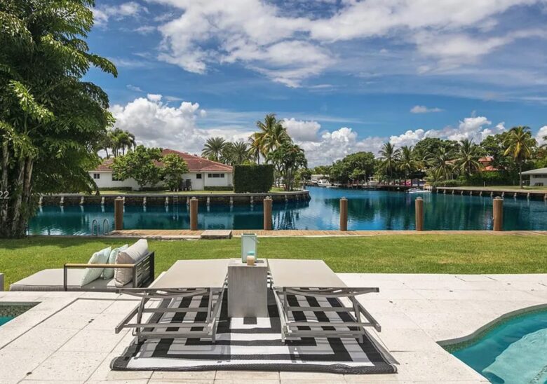 Sunset Waterfront Villa with Pool & Jacuzzi - Hallandale Beach, Florida