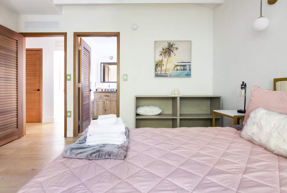 Sunset Waterfront Villa with Pool & Jacuzzi - Hallandale Beach, Florida