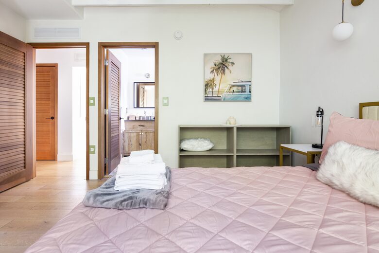 Sunset Waterfront Villa with Pool & Jacuzzi - Hallandale Beach, Florida