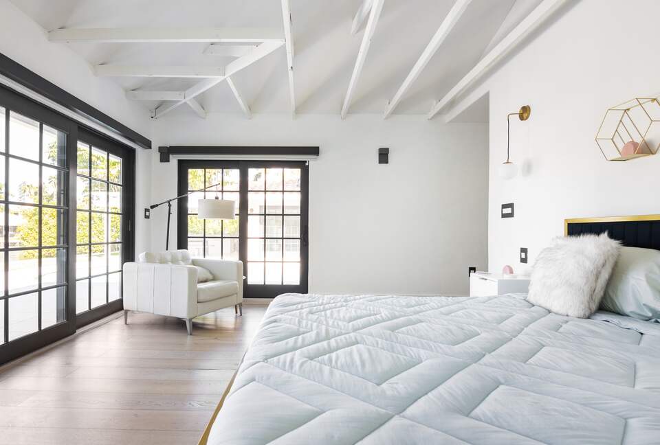 Sunset Waterfront Villa with Pool & Jacuzzi - Hallandale Beach, Florida