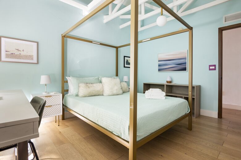 Sunset Waterfront Villa with Pool & Jacuzzi - Hallandale Beach, Florida