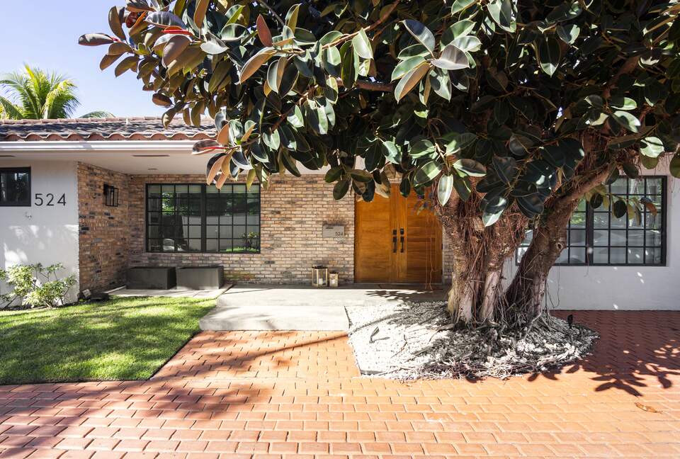 Sunset Waterfront Villa with Pool & Jacuzzi - Hallandale Beach, Florida