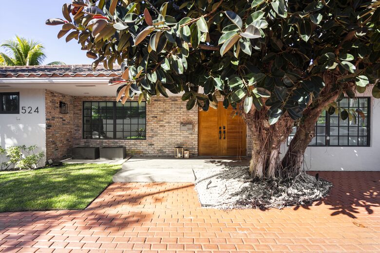 Sunset Waterfront Villa with Pool & Jacuzzi - Hallandale Beach, Florida