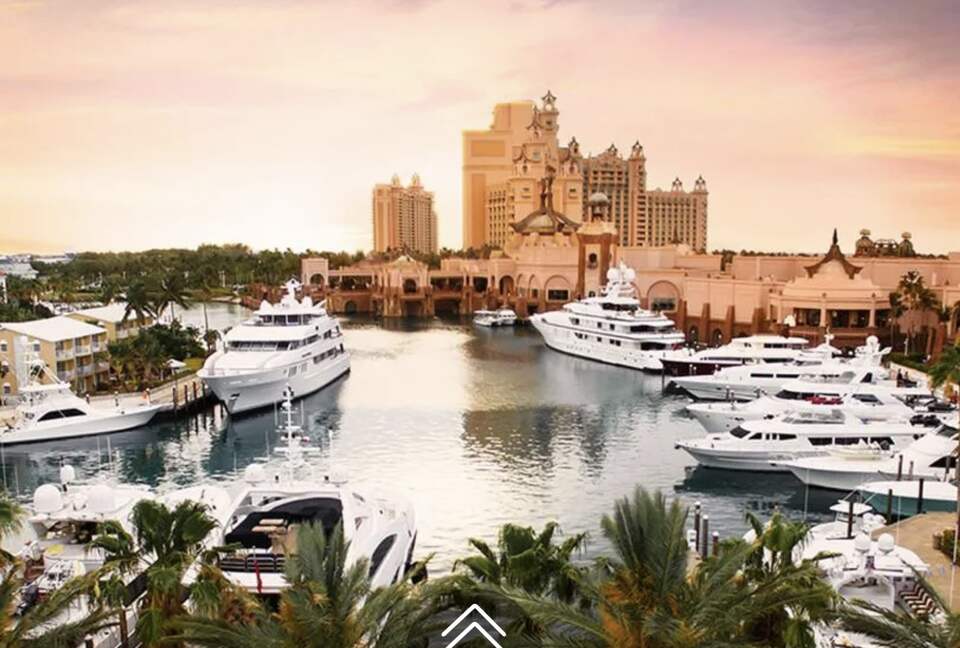 The magnificent marina has more shops, restaurants and bars.