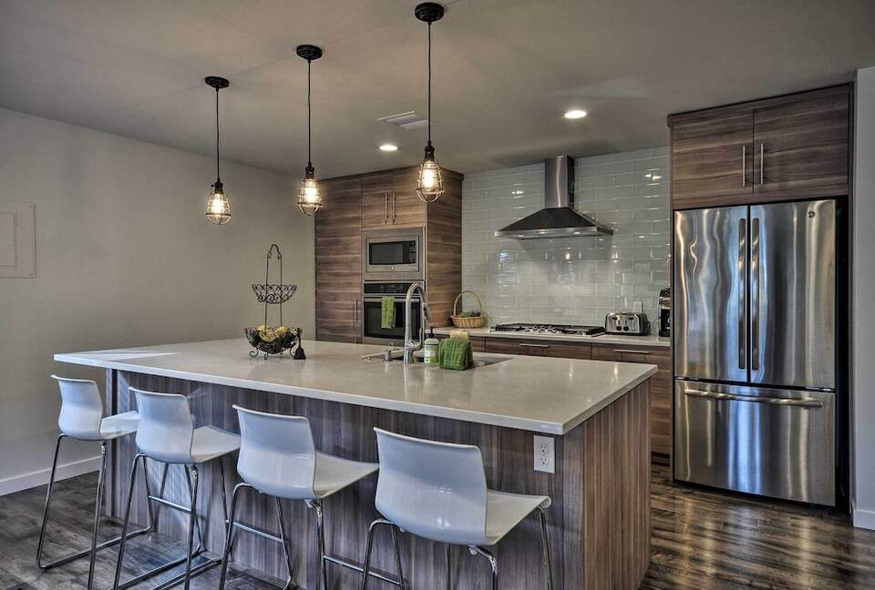 Elegant Pier Waterfront Retreat in Downtown Astoria - Astoria, Oregon