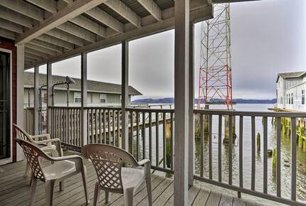 Elegant Pier Waterfront Retreat in Downtown Astoria - Astoria, Oregon