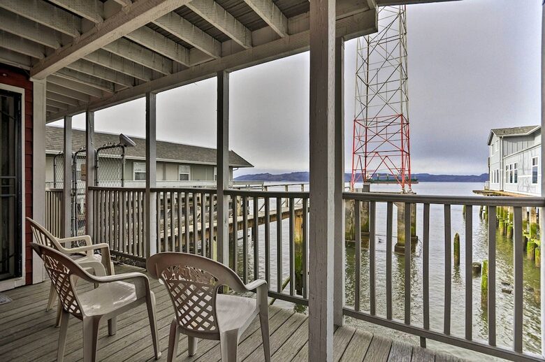 Elegant Pier Waterfront Retreat in Downtown Astoria - Astoria, Oregon