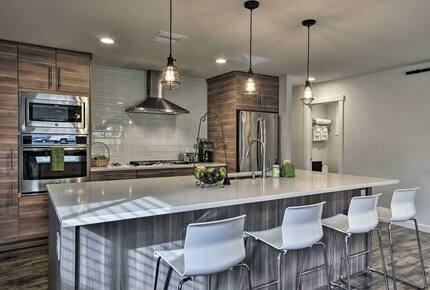 Elegant Pier Waterfront Retreat in Downtown Astoria - Astoria, Oregon