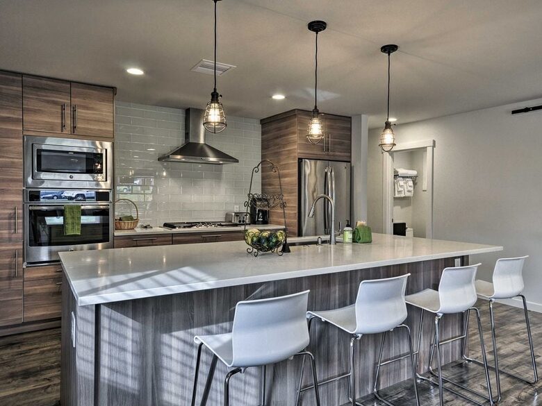 Elegant Pier Waterfront Retreat in Downtown Astoria - Astoria, Oregon